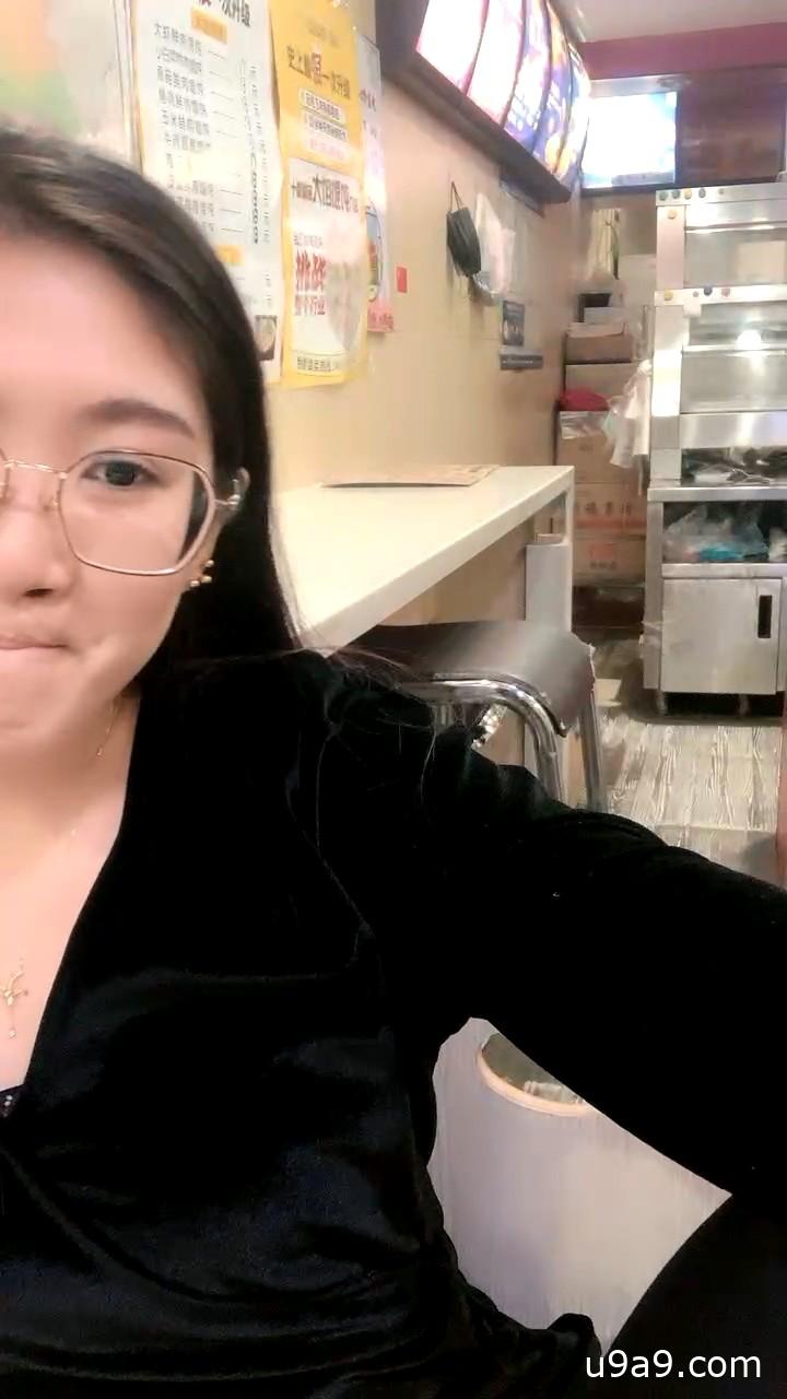 炸鸡店老板娘在店里偷偷播，听狼友指挥跑到厨房漏出骚奶子揉捏好刺激，脱了裤子掰开骚逼给狼友看精彩刺激}