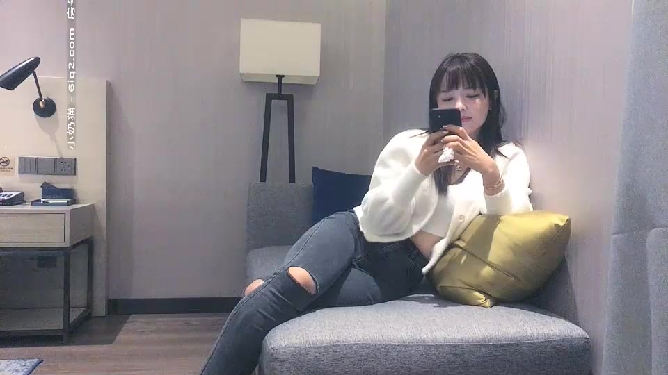 气质高颜值牛仔裤妹子啪啪，情趣装黑丝扣逼69口交后入大力猛操