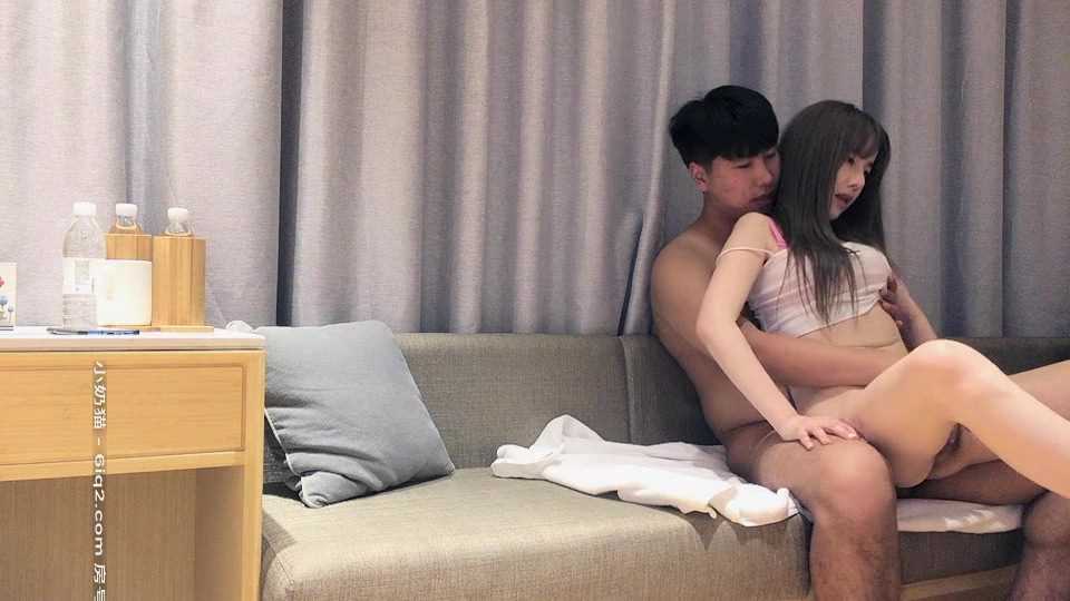 高颜值篮衣妹子啪啪，互摸舔弄调情操再到床上后入猛操