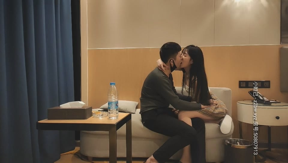 极品兼职外围，苗条美乳，舌吻口交后入，姿势繁多角度专业