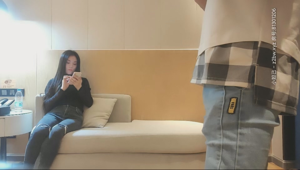 苗条风骚外围小姐姐，情趣装口交后入啪啪