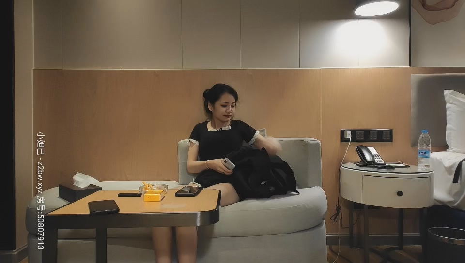 漂亮小嫩妹乖巧听话，调情摸胸，倒立口交之时闻到一股味，赔了六七百退货