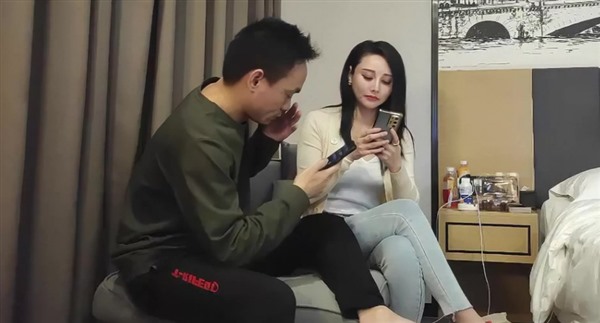 牛仔裤性感大奶妹子啪啪，穿上连体丝袜后入骑坐大力抽插猛操
