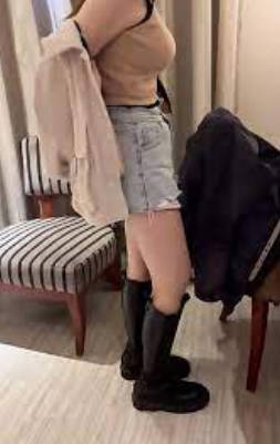 眼睛看到她的时候，看起来眼睛大的，以为是无害系，无意到&hellip;.全身比例近乎完美&hellip;致还这么暴力&hellip;晃到阿鲸双眼发昏&hellip;.