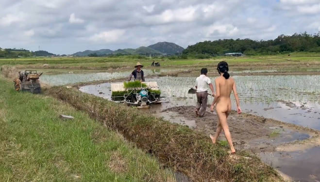 2025年11月最新，人气露出女神，【cikaimoon】，田野里的自由：与农民共度的一天，大叔们想看不敢看的感觉，太好玩了