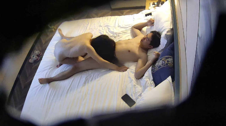 高端外围女 这颜值身材出来卖逼真是可惜了，&ldquo;爸爸，用了操我，使劲操我&rdquo;..腿被男人压着