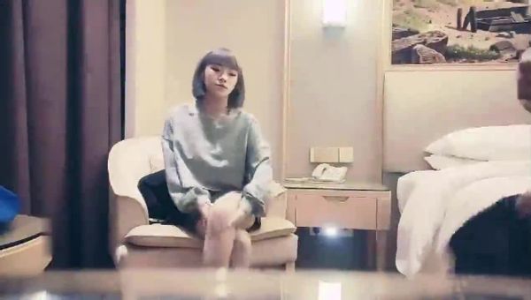 花臂纹身短发妹子，按头深喉口交近距离特写，抱起来后入猛烈撞击