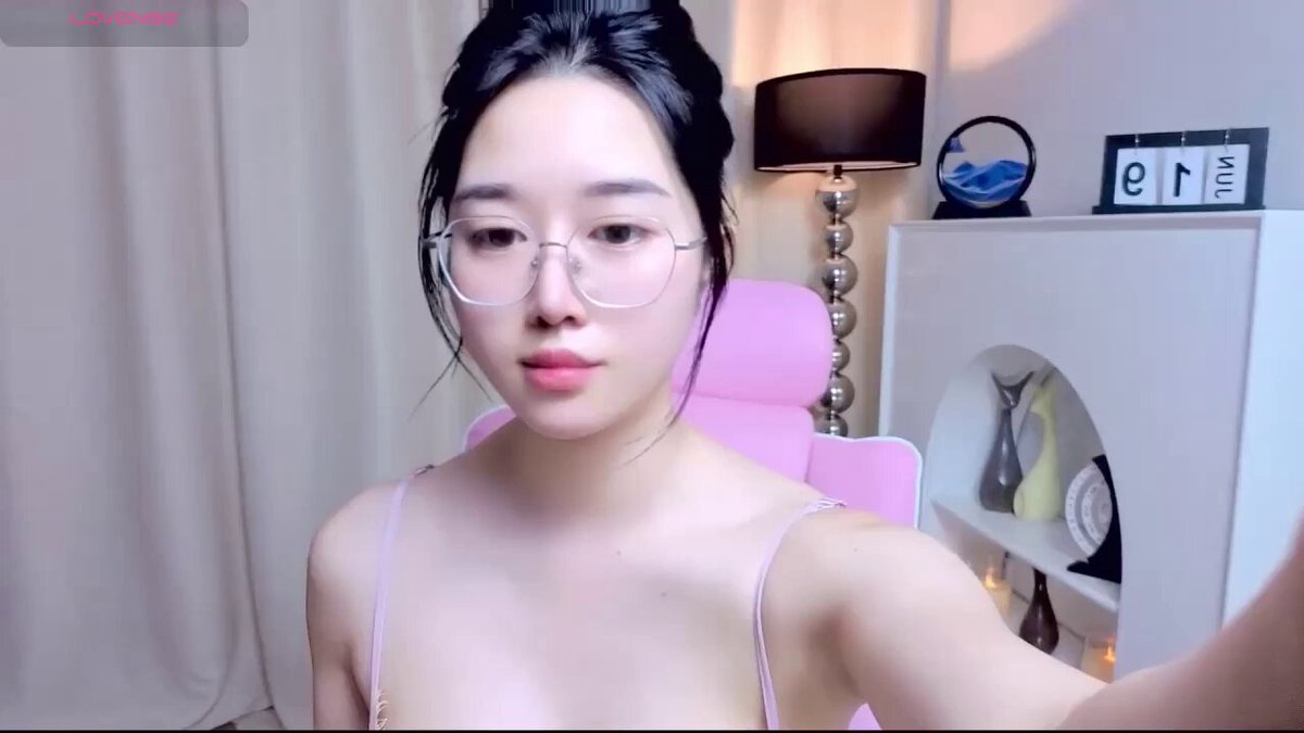 stripchat 女神之光 美呆了【miuu6868】白到发光 美乳又大又挺 极品翘臀 粉嫩一线天 (4)