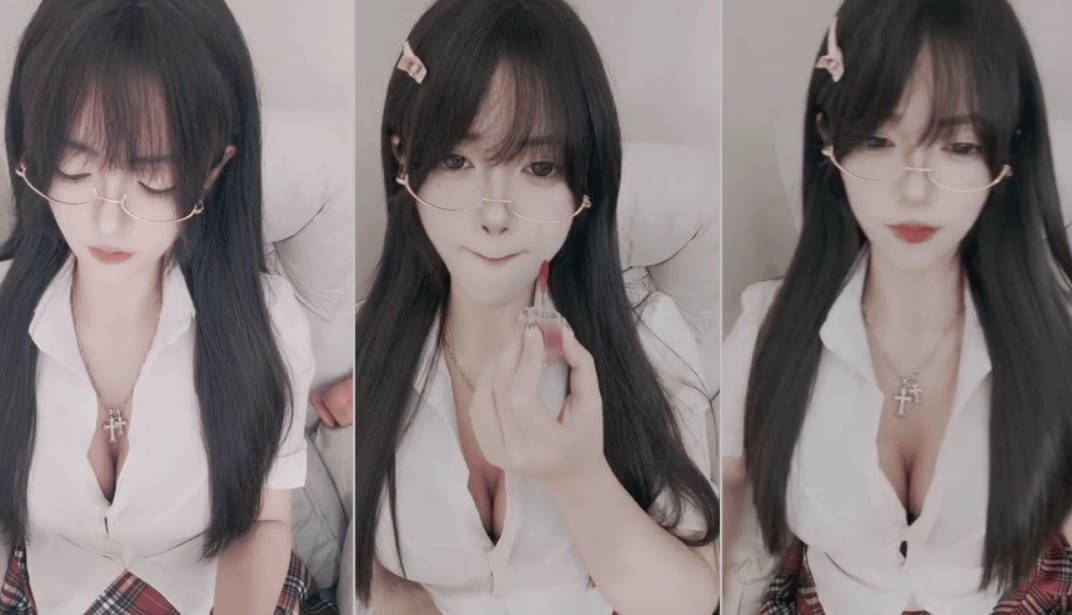 绝色佳人【爱妃】眼睛女神~JK制服~粉嫩雪白巨乳 (1)
